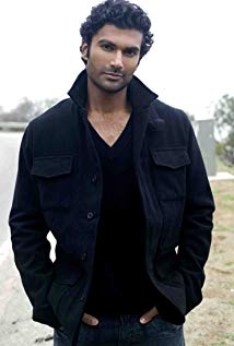 How tall is Sendhil Ramamurthy?